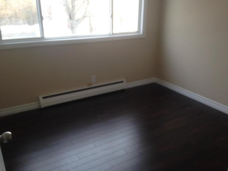 *$250 CASH BACK! ** HEATED! RENOVATED 2 BEDROOM