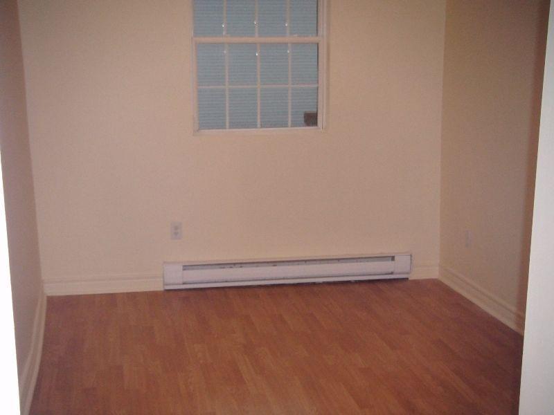 uptown very clean 2 bedroom king St east topfoor