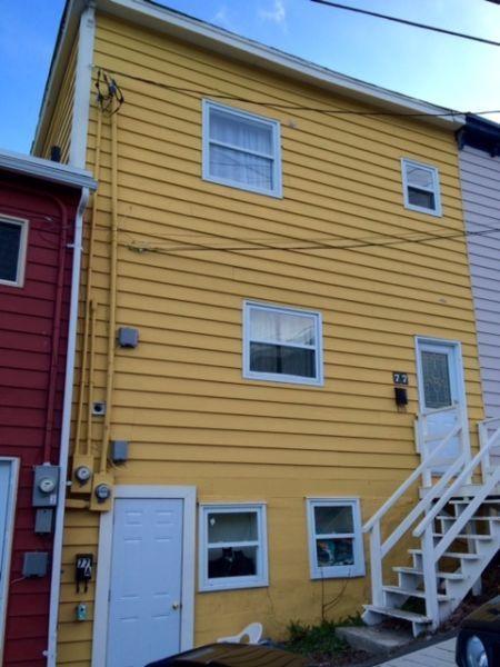 2-bdrm house near downtown *AVAILABLE IMMEDIATELY*