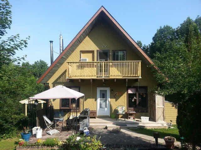 Charming chalet with wood interior, ext. balconies,river front!!