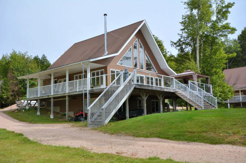 Amazing getaway! Home or cottage. Overlooking the lake