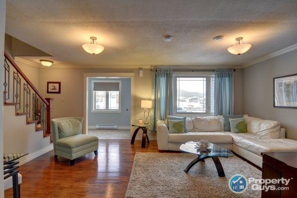 Lots of natural light, over 3500 sq ft + 1 bed apartment!