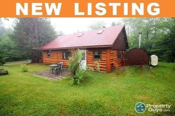 NEW LISTING! Cozy log home on 2.2 ac, 3 km from Sherbrooke
