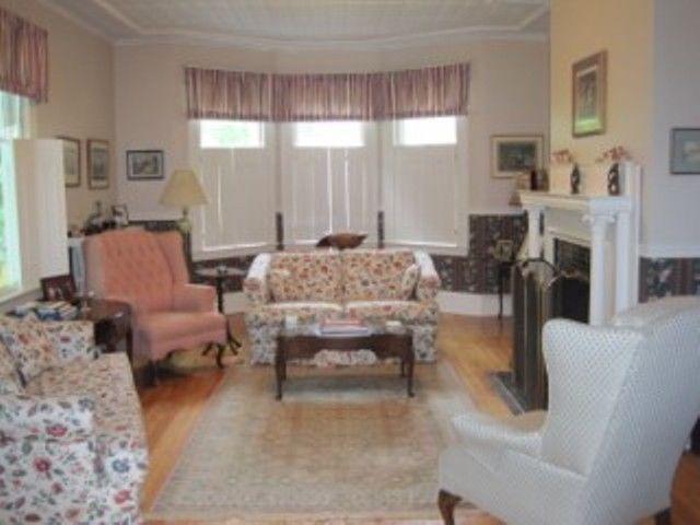 Gracious 4 Bedroom home in the heart of Hampton!