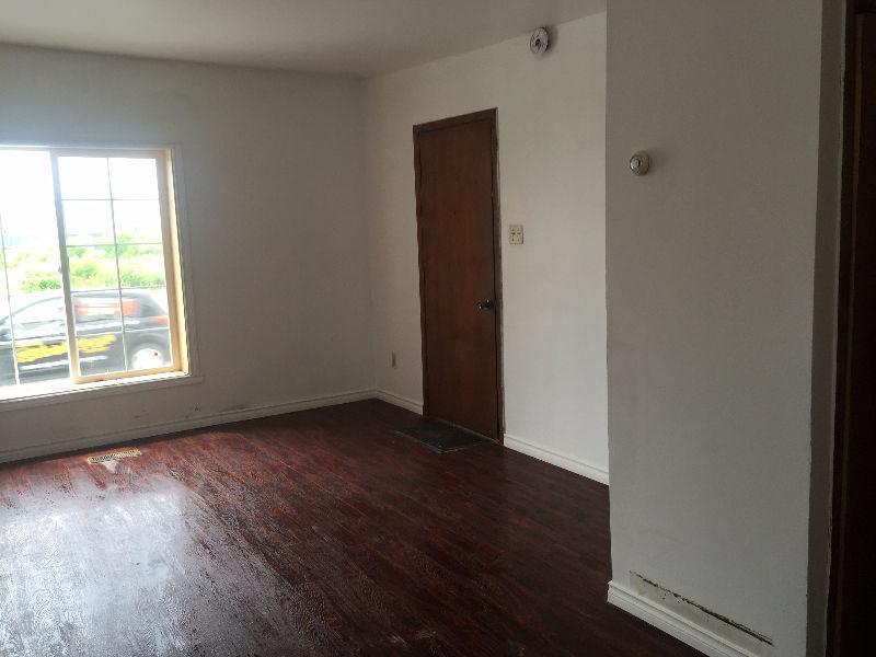 July-half, Newly reno 2 BDRM Main Floor Apt, downtown Alexandria