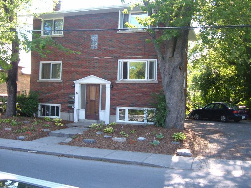 Perfect Bright Top Floor 2 Bdrm Apt in Clean Downtown Triplex