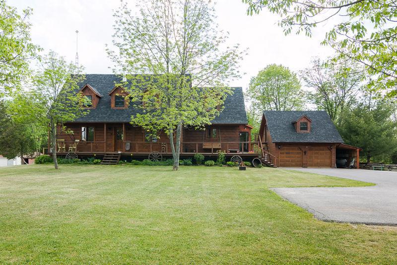 SMRT- Stunning Log Home on Private Lot