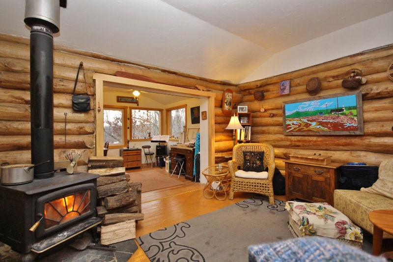 SMRT- Unique and cozy home with separate Sleeping Cabin