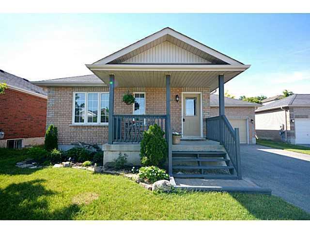 EXECUTIVE BAYFIELD & LIVINGSTONE ST EAST! UTILITIES INCLUDED