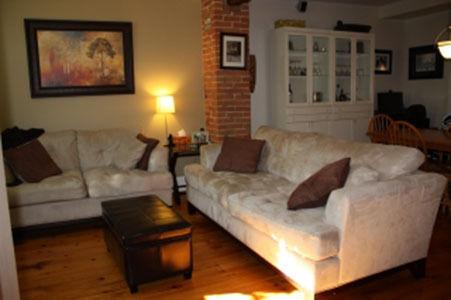 Beautiful downtown rowhouse - A/C, Gas, Jacuzzi