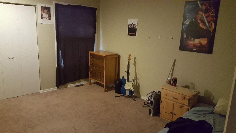 Large room in townhouse - Near Stone Road Mall