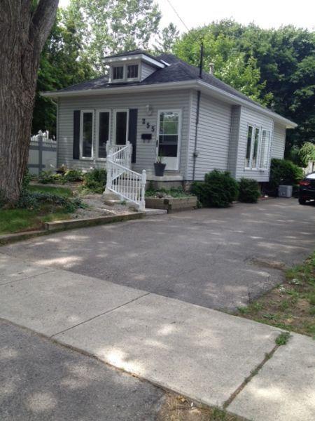 BEAUTIFUL 2 BEDROOM BUNGALOW IN QUIET NEIGHBOURHOOD