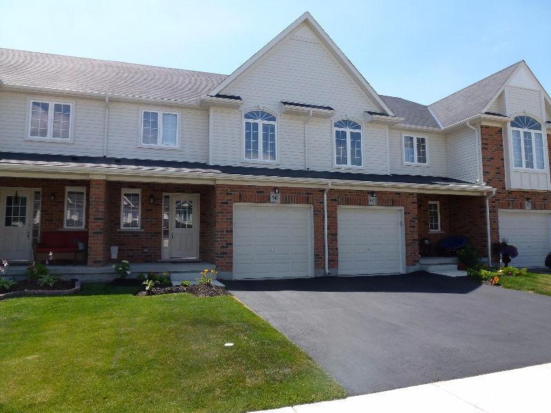 Immaculate 3 bedrm FREEHOLD Townhouse, Foxfield Community