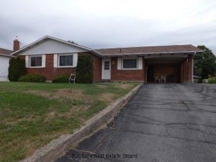 SOLID BRICK BUNGALOW IN A GREAT FAMILY NEIGHBOURHOOD!