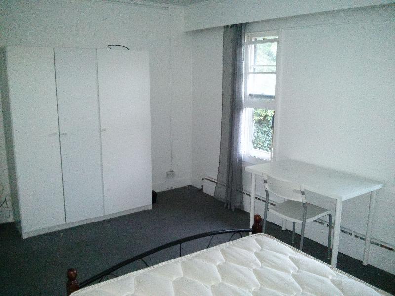 APT 3 WITH 3 ROOMS FOR RENT CLOSE TO u !