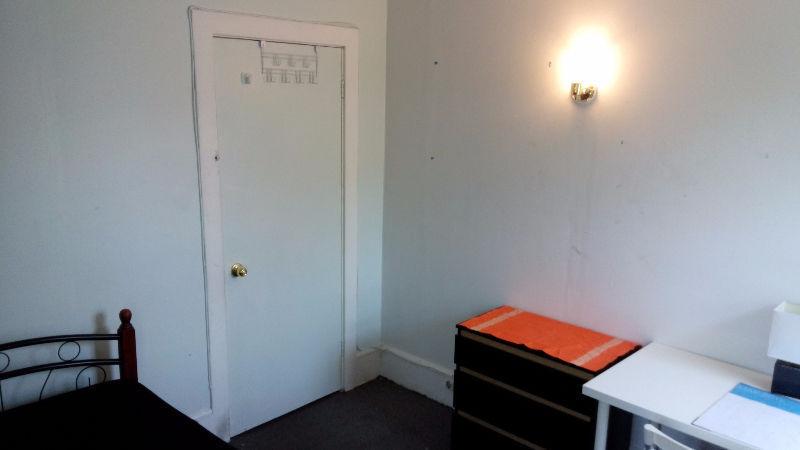 APT 3 WITH 3 ROOMS FOR RENT CLOSE TO u !