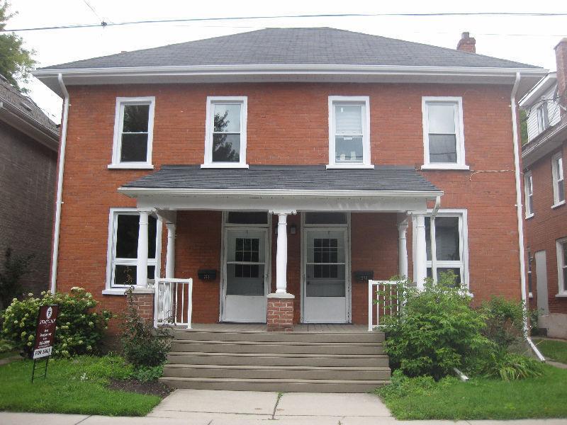 STUDENTS! 5 Bedroom House ($425/room INCLUSIVE)-Avail Sept 1st