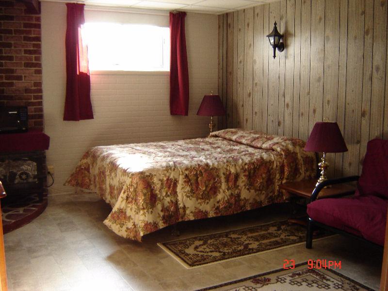 LARGE FURNISHED ROOM (18 ft X 14 ft)