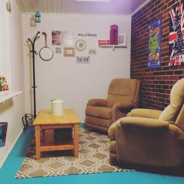 Room to rent to female student - GREAT location!