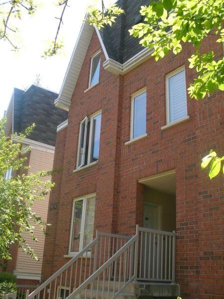 2BR Townhouse with Garage @ King & Strachan