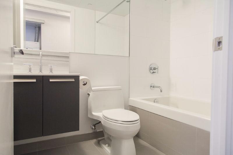 CASA 2 *BRAND NEW BUILDING( @ YONGE & BLOOR **2 BR / 1 WR**