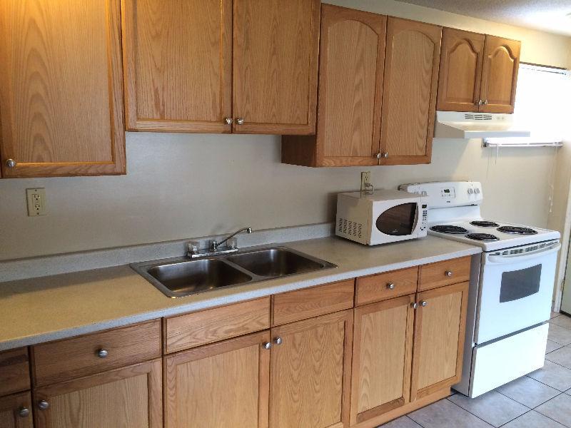 U of W - 2 BED APT $875 ALL INCL PLUS FREE INTERNET & LAUNDRY