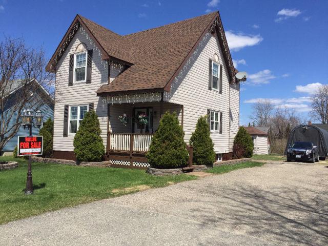 House for sale in Smooth Rock Falls @ 71, 5th Street