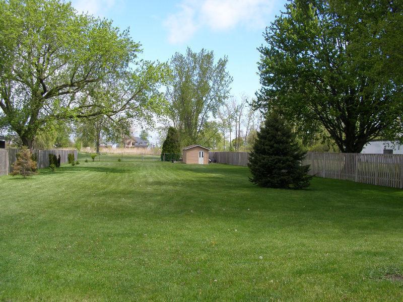 EXTRA LARGE COUNTRY LOT 1.4 ACRES OPEN HOUSE SUNDAY 1-4