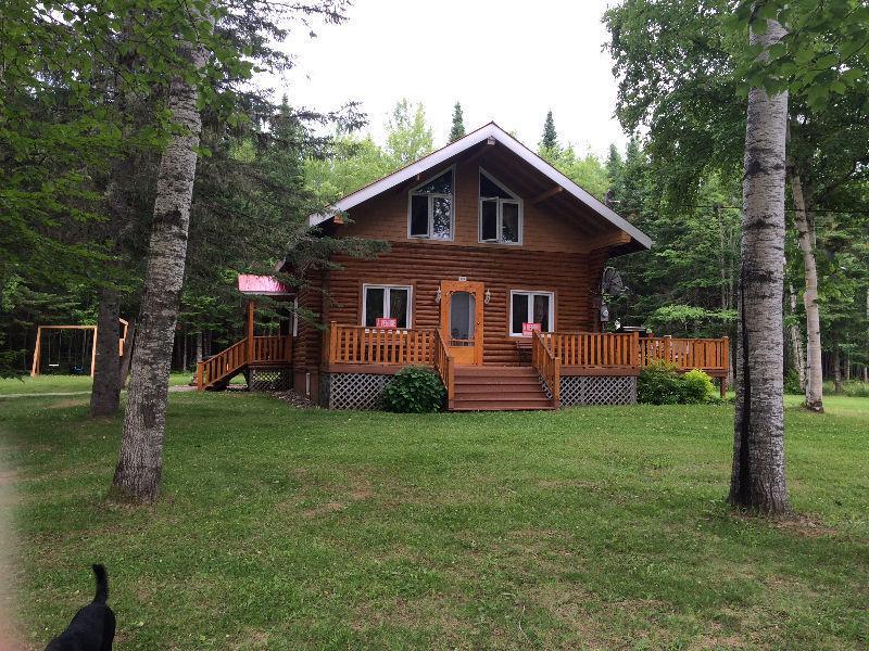 Maison en bois rond à vendre à New Richmond en sie