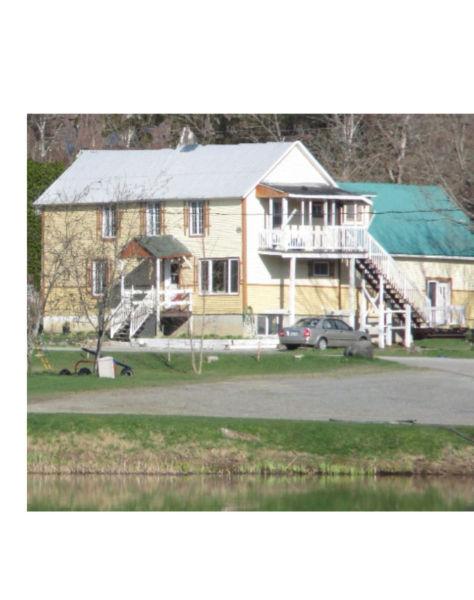 Duplex,face au lac, parc, activités canot,pêche,etc
