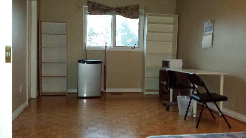 Spacious Master bedroom with bathroom Finch subway avail Sep 1