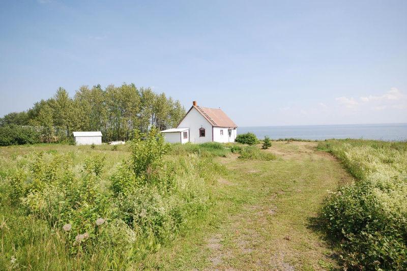 TERRAIN avec PETIT CHALET AU BORD DE L'EAU- à Port-Daniel