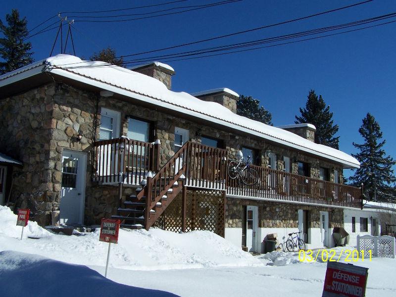 2 1/2, 490$, 450-712-3906,514-573-5335, ST-SAUVEUR