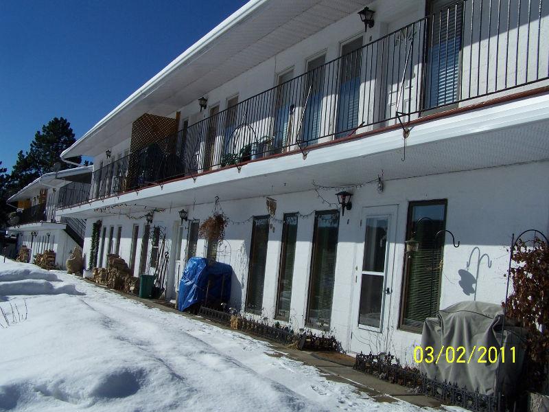 2 1/2, 490$, 450-712-3906,514-573-5335, ST-SAUVEUR