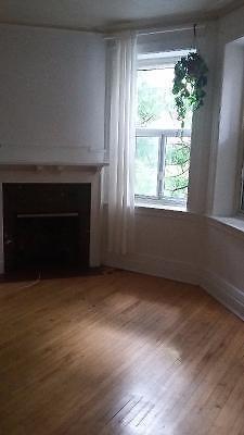 5 1/2 for August 1st ONE MONTH FREE - downtown near Concordia U