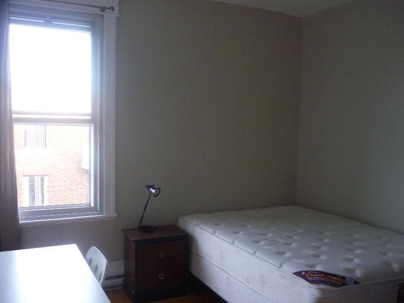 Chambre meublée dans 5 1/2 / furnished room in 5 1/2 villeray