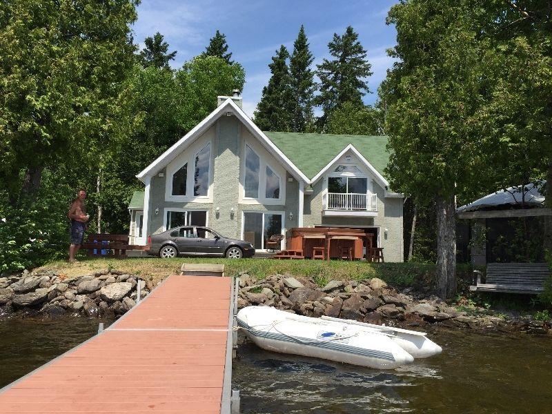 Maison au bord du lac noir