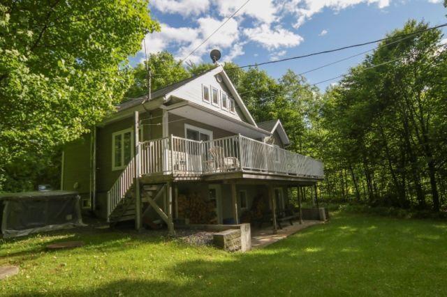 Maison / Chalet au Lac aux Sables avec Garage et 50 000pi2