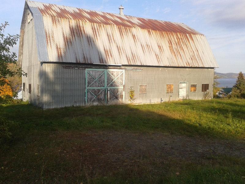 Terrain et bâtiment à vendre à Témiscouata sur le lac