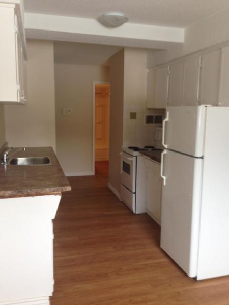 Geneva Apartments - STUDENTS - $650/m on 8 Month Lease -