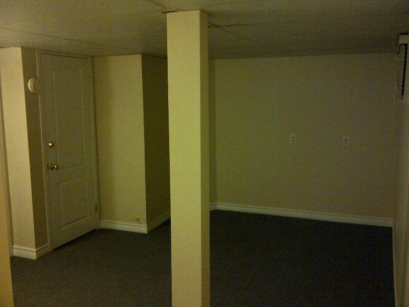 Bacholer basement apartment / appartment studio au sous-sol