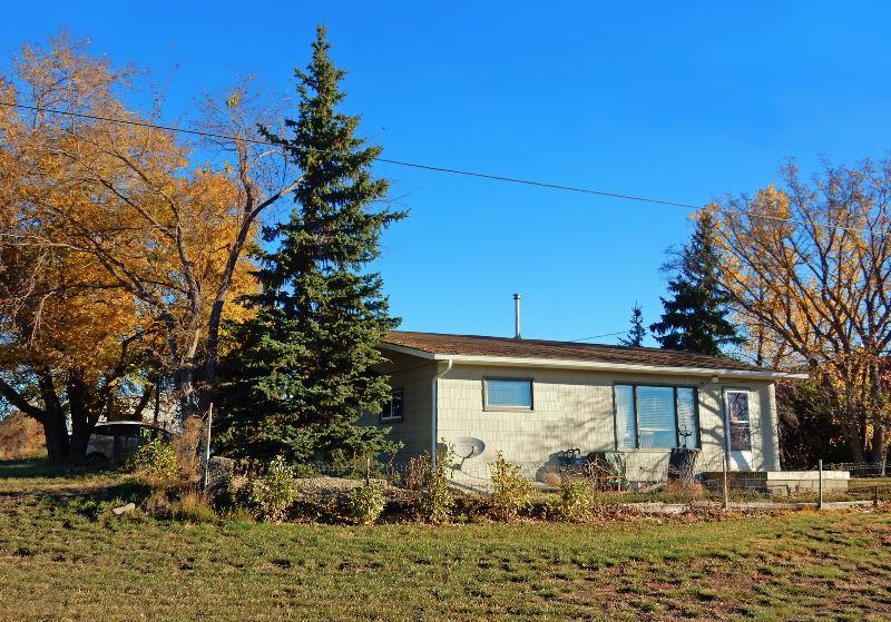 VAL MARIE, SK: 2-BDRM HOUSE w. 2 BLDGS on 1-ACRE OF LAND