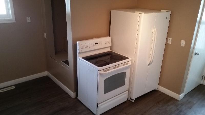 1/2 MONTH FREE EAST SIDE LOCATION HOUSE 2 BEDROOMS MAIN FLOOR