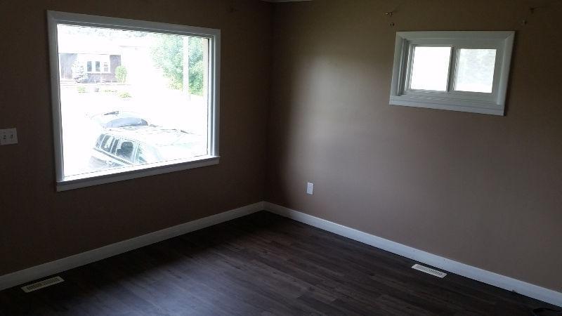 1/2 MONTH FREE EAST SIDE LOCATION HOUSE 2 BEDROOMS MAIN FLOOR