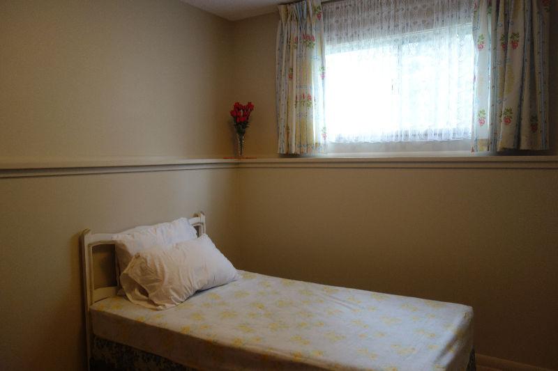 Beautiful rooms for rent available immediately - Eastview