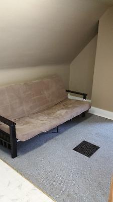 University Students-bachelor suite available for August