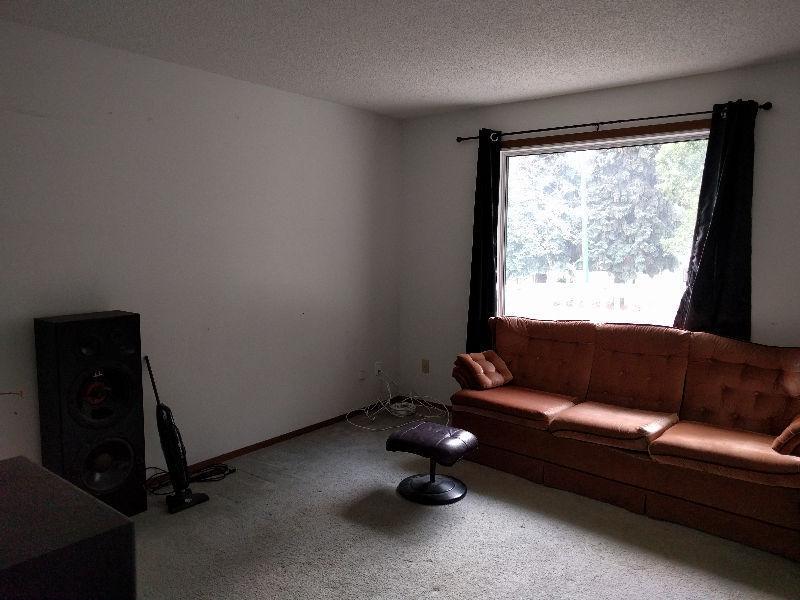 Walking distance to U of S in Sutherland, utilities included