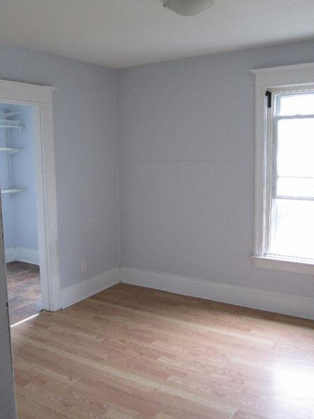 ** GREAT 1 BDR + DEN NEAR GAGE PARK w/PARKING LAUNDRY ONSITE! **