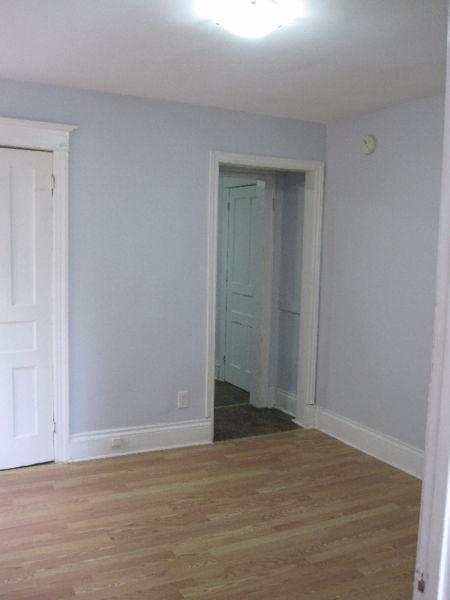** GREAT 1 BDR + DEN NEAR GAGE PARK w/PARKING LAUNDRY ONSITE! **