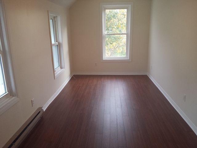 COZY & CUTE 2 BEDROOM CLOSE TO DOWNTOWN - 1-A Pine St